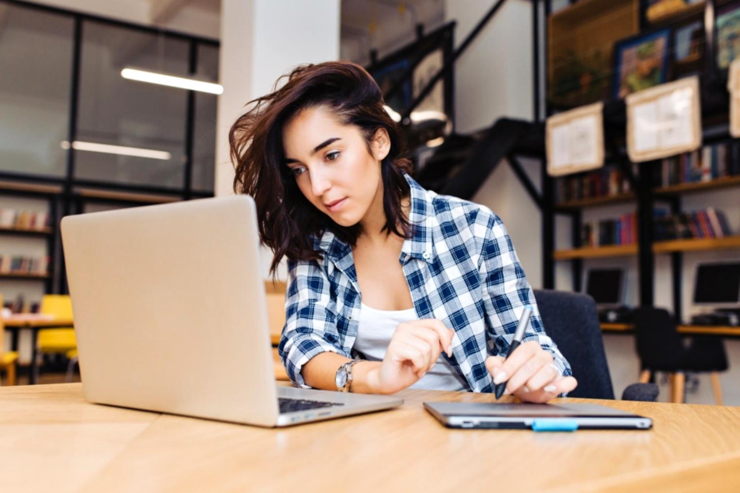 Teilnehmer beim praktischen Budgetierungsworkshop mit Taschenrechner und Unterlagen