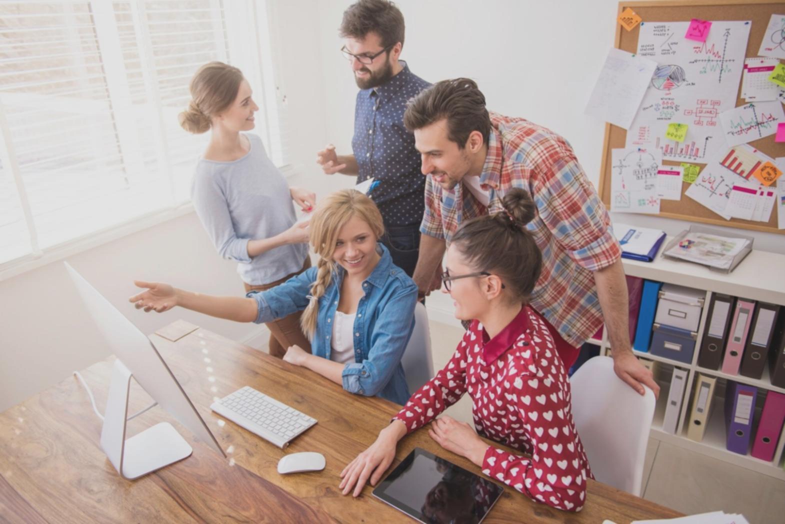 Teilnehmer bei praktischer Budgetplanung am Arbeitsplatz